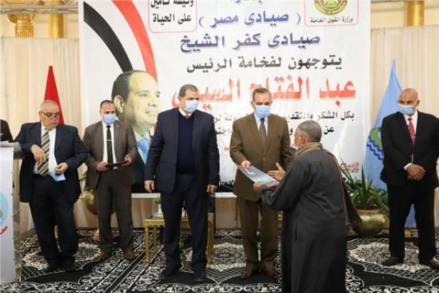 القوى العاملة تسلم وثيقة تأمين تكافلي