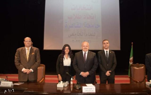 الدكتور الخشت يتوسط رئيس اتحاد الطلاب ونائبه