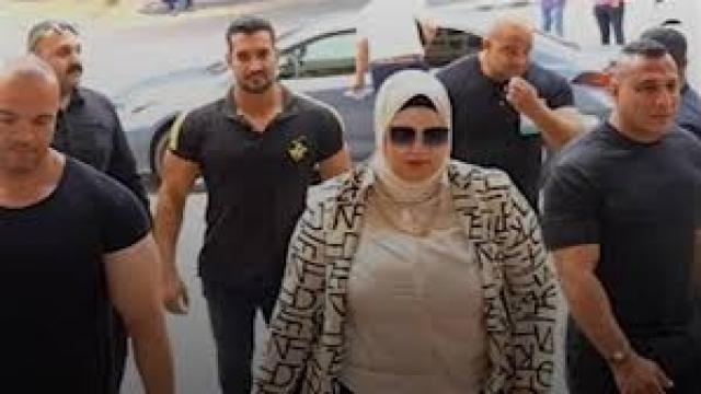 أسماء عماد وسط عدد من البودي جارد