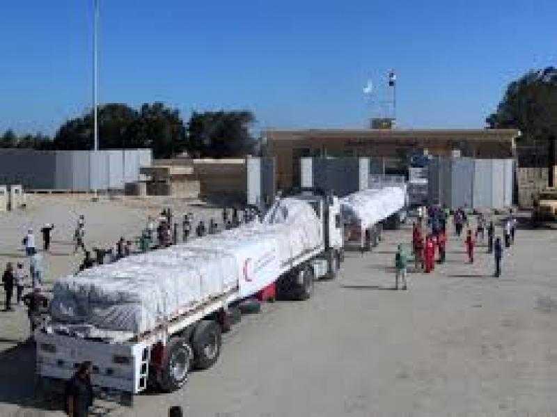 معبر رفح يستقبل أكثر من 300 شاحنة مساعدات لغزة يوميًا