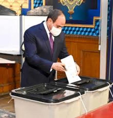 الرئيس عبدالفتاح السيسى خلال ادلائه بصوته امس