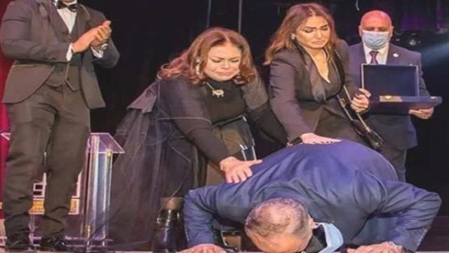 اشرف زكى يسجد باكيا على خشبة المسرح