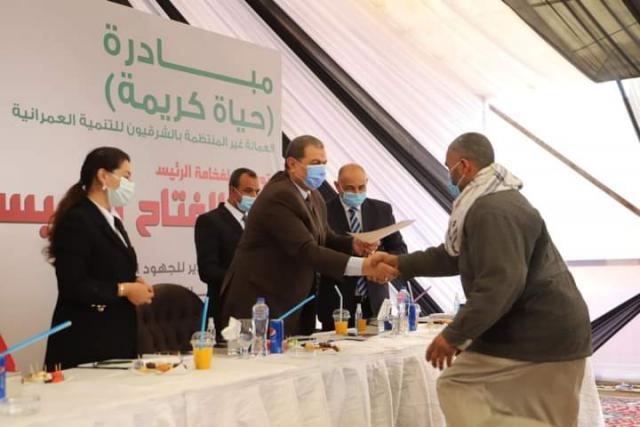 وزير القوى العاملة يسلم ٥٠٠ وثيقة تأمين للعمالة غير المنتظمة