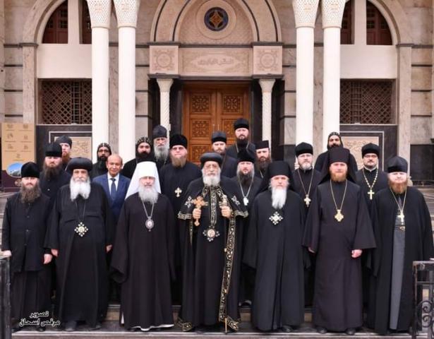 قداسة البابا يتوسط الوفد الرهباني الأوكراني