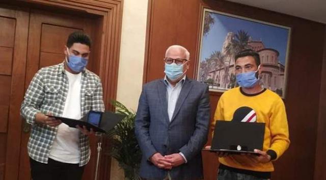 محافظ بورسعيد  يكافئ الشباب المشارك في إنقاذ الأسرة الغارقة