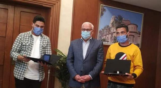 محافظ بورسعيد يكافئ الشباب المشارك في إنقاذ الأسرة الغارقة