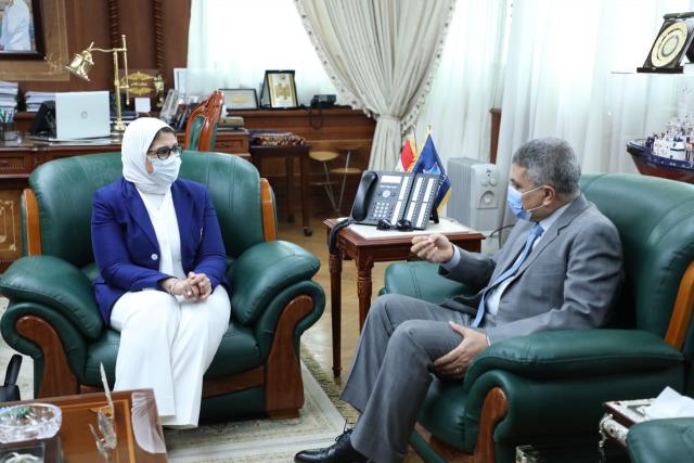 وزيرة الصحة خلال إجتماعها مع رئيس هيئة قناة السويس 