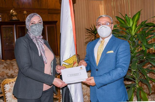 الدكتور محمود ذكى ودينا عبد الهادي