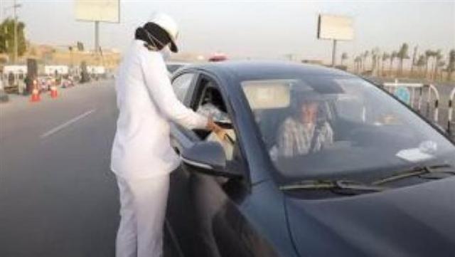 الداخلية» توزع وجبات إفطار بالشوارع