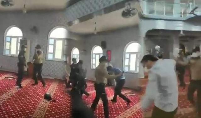 شرطة تركيا تطرد مصلين من المسجد