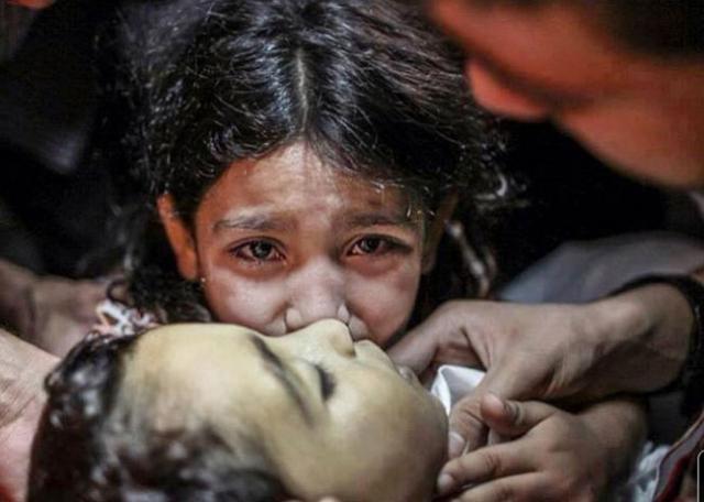 طفل فلسطينى يبكى على الشهداء