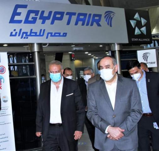 وزير الطيران لدى وصوله مطار القاهرة