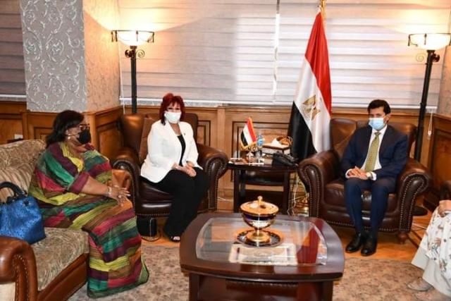 وزير الشباب اثناء استقباله لرئيس اتحاد المستثمرات العرب