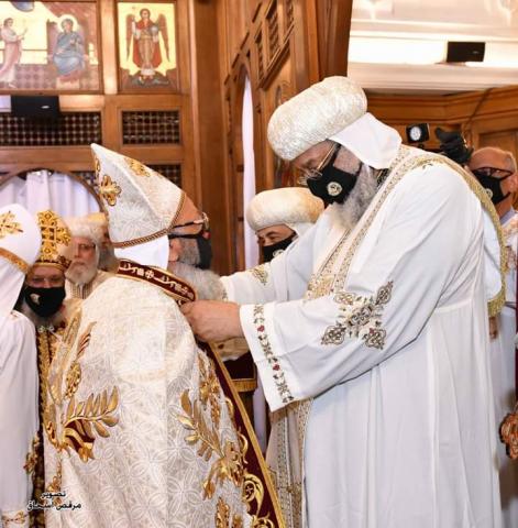 البابا تواضروس يمنح احد الكهنة الآباء رتبة قمص