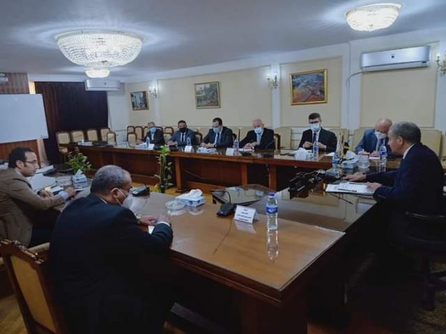 وزير التموين خلال الاجتماع
