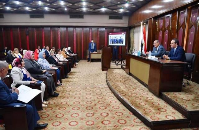 المستشار احمد مناع خلال تدريب اعضاء البرلمان حول العلوم الاستراتيجية
