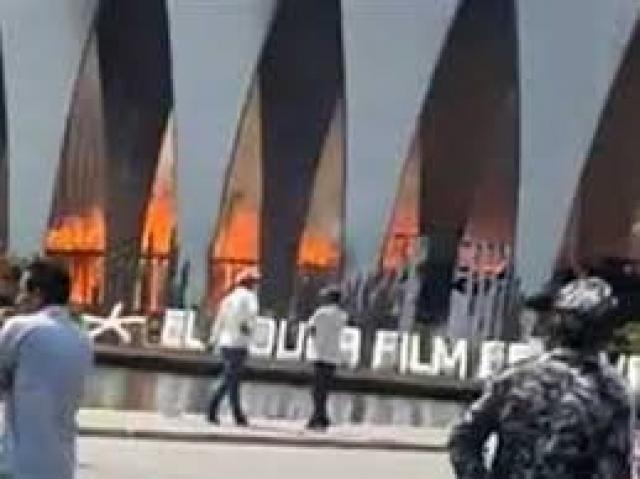 صورة لاخرين