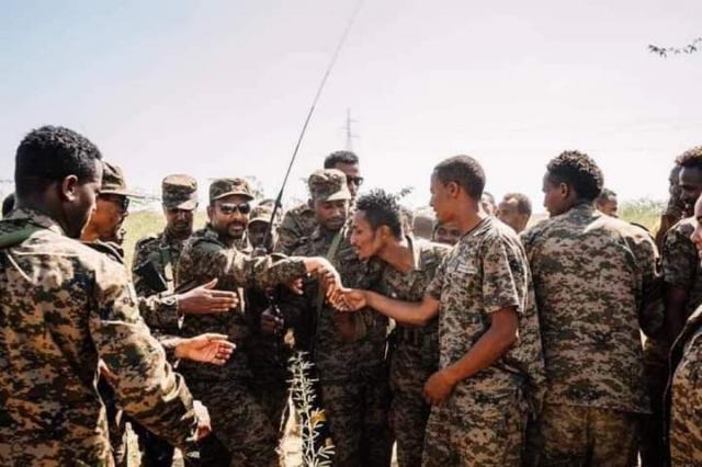 جنود أثيوبيا بقبلون يد آبى أحمد 