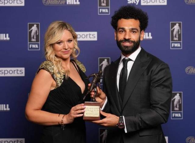 محمد صلاح يتسلم الجائزة