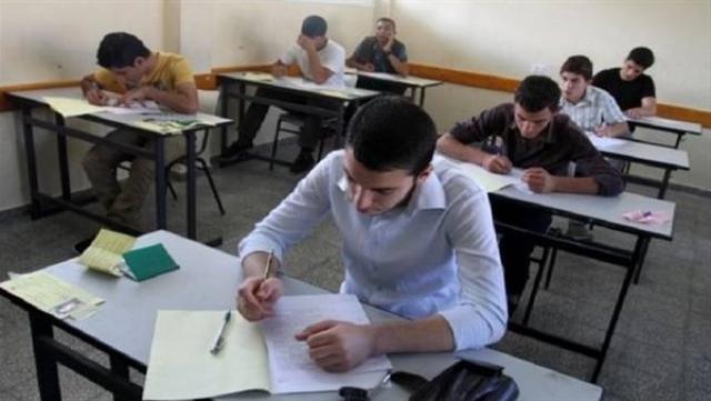 طلاب يؤدون الامتحان - أرشيفية