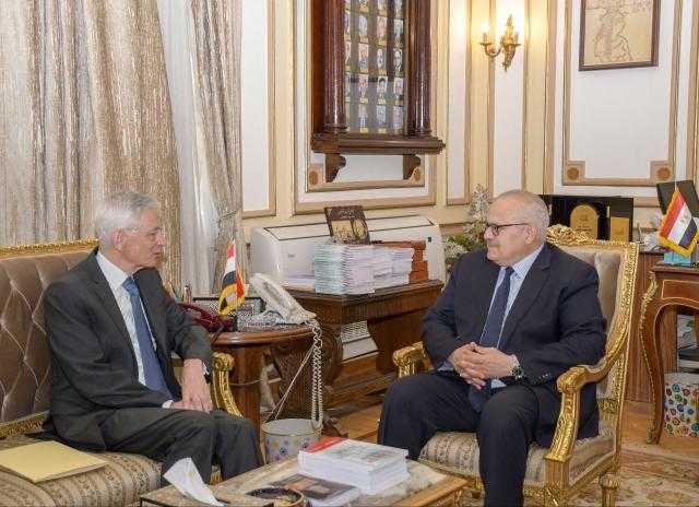 د.الخشت يبحث مع السفير  الفرنسي تعزيز سبل التعاون بين جامعة القاهرة والجامعات الفرنسية