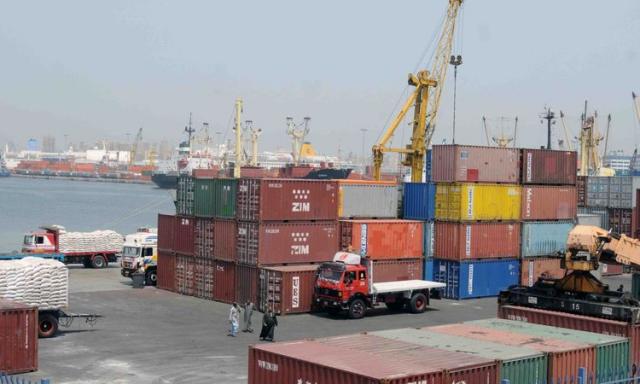 ميناء الاسكندرية يستقبل حاويات بضائع