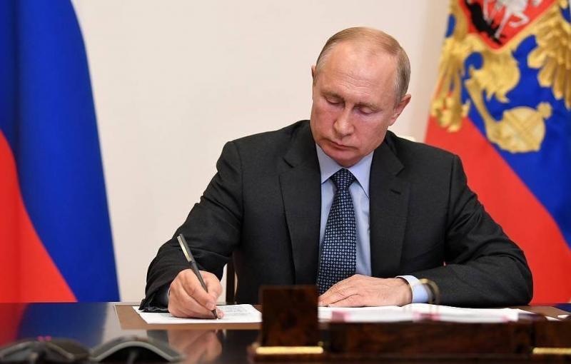 الرئيس الروسى بوتين يوقع مرسوما بسداد ديون روسيا بالروبل 