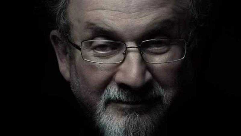 طعن الكاتب البريطانى سلمان رشدي في نيويورك ونقله إلى المستشفى بـ هليكوبتر