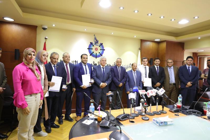 عاشور يتوسط الفائزين فى معرض جنيف الدولى للاختراعات