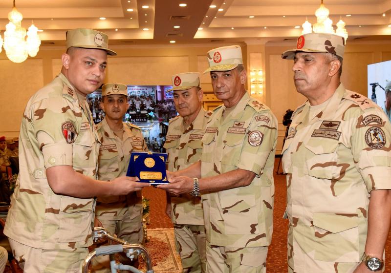 وزير الدفاع يكرم المتميزيين من قوات حرس الحدود