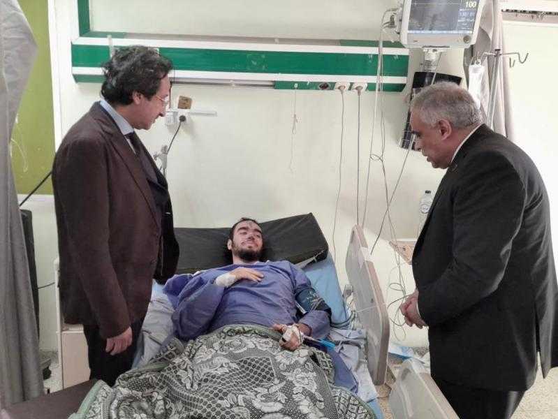 حسين وسليم نائبا رئيس جامعة طنطا يزوران طالب الطب المصاب  فى حادث التصادم