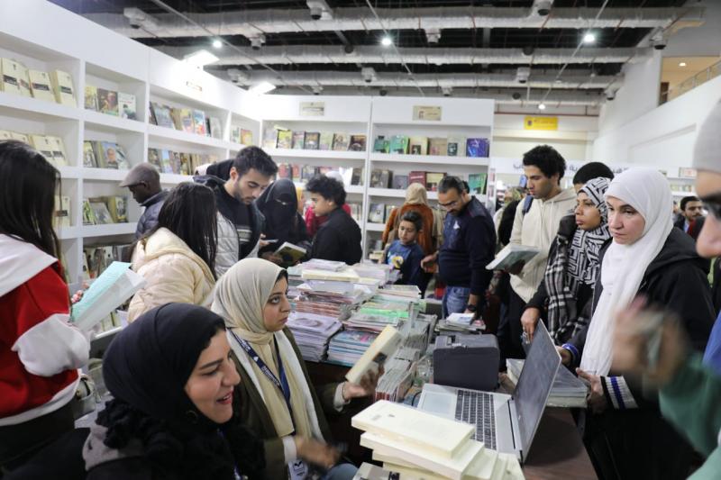 ”ما” و”رؤية” و”مصريات” تتصدر مبيعات هيئة الكتاب في معرض القاهرة الـ 54 
