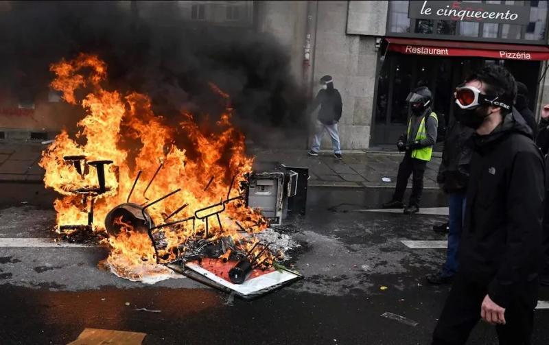 محتجون يحرقون مركز شرطة ويقتحمون مطار شارل ديجول في باريس