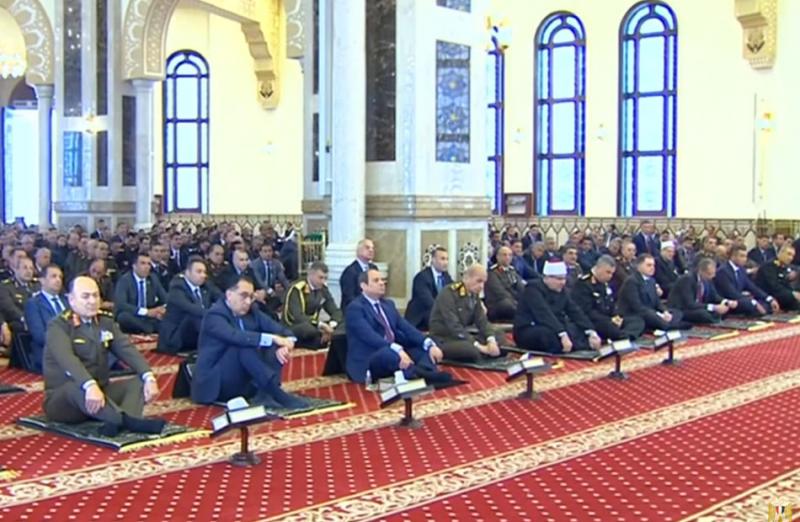 الرئيس السيسي يؤدى صلاة الجمعة بمسجد المشير