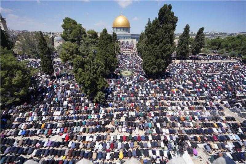 ربع مليون مصلٍّ في ساحات المسجد الأقصى خلال الجمعة الأخيرة من رمضان