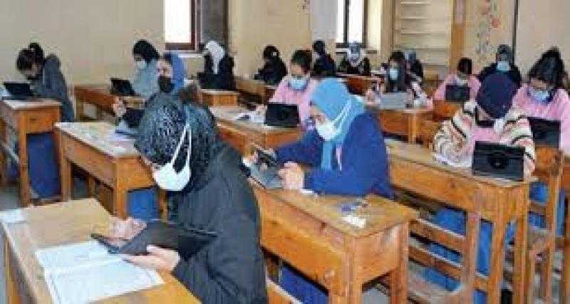 طلاب سنوات النقل يواصلون أداء امتحانات الفصل الدراسى الثاني