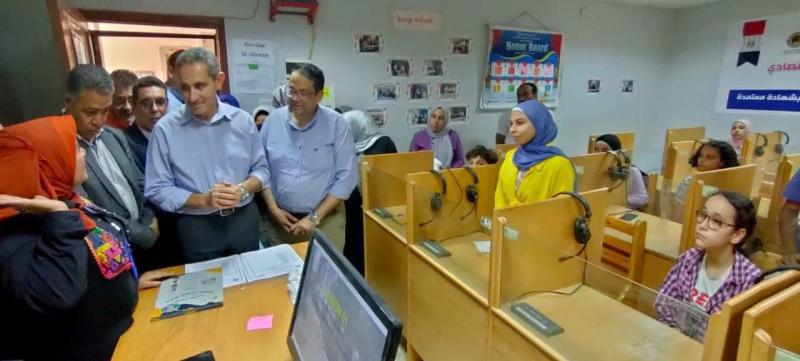 رحمى يتفقد معامل صوتيات اللغة الإنجليزية بالمحلة