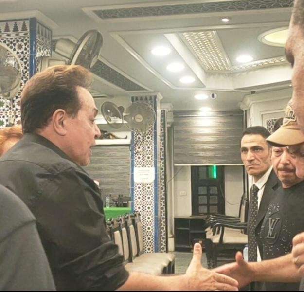 حكيم أثناء العزاء