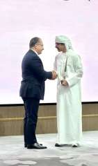 الإمارات تمنح السفير المصرى فى أبو ظبى جائزة التميز الدبلوماسى