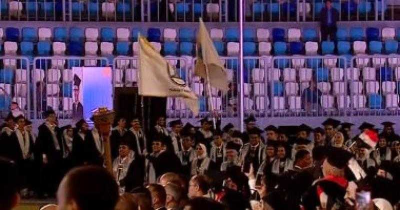 الرئيس السيسي يشهد مسيرة أوائل خريجي الجامعات المصرية خلال حفل تخرجهم