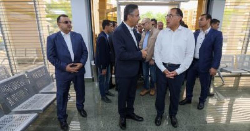 رئيس الوزراء مع رئيس البريد