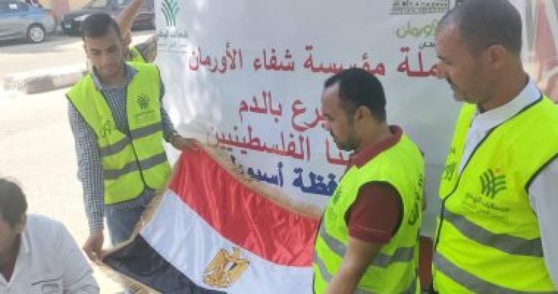 أهالي أسيوط يتبرعون بالدم لصالح الشعب الفلسطينى
