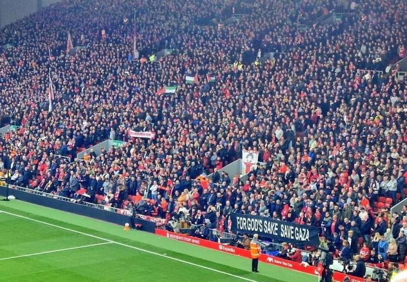 جماهير ليفربول ترفع العلم الفلسطينى 