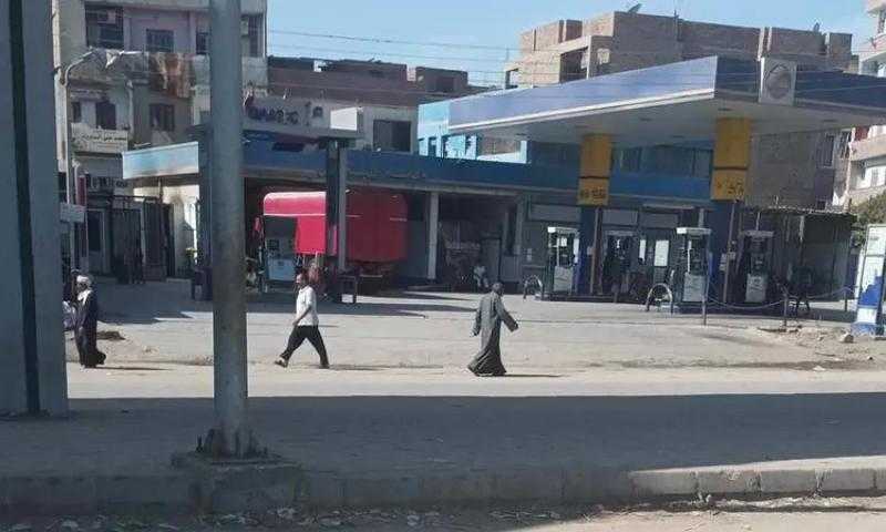 انتظام سير عملية صرف التعبئة داخل محطات الوقود بالمنيا