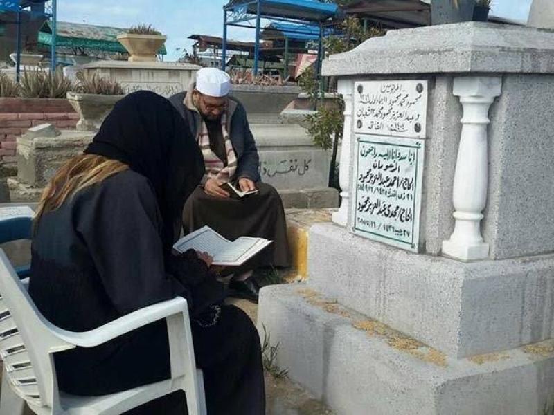  بوسي شلبي من أمام قبر الفنان محمود عبد العزيز
