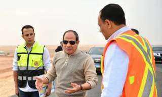 الرئيس السيسي يتفقد الأعمال الإنشائية لتطوير عدد من الطرق والمحاور بالقاهرة الكبرى