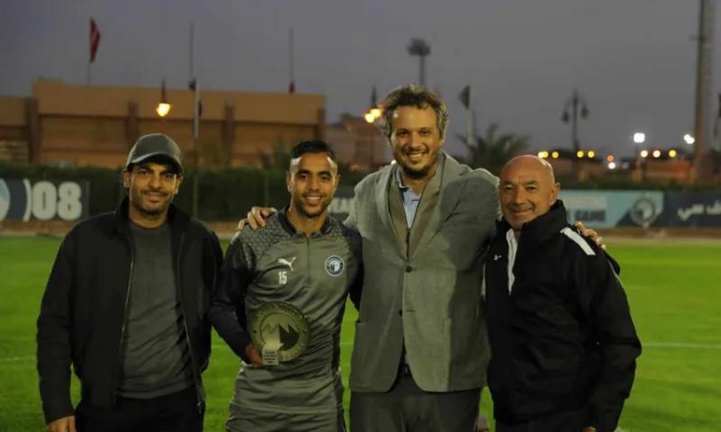الشيبي مع جائزة لاعب الشهر