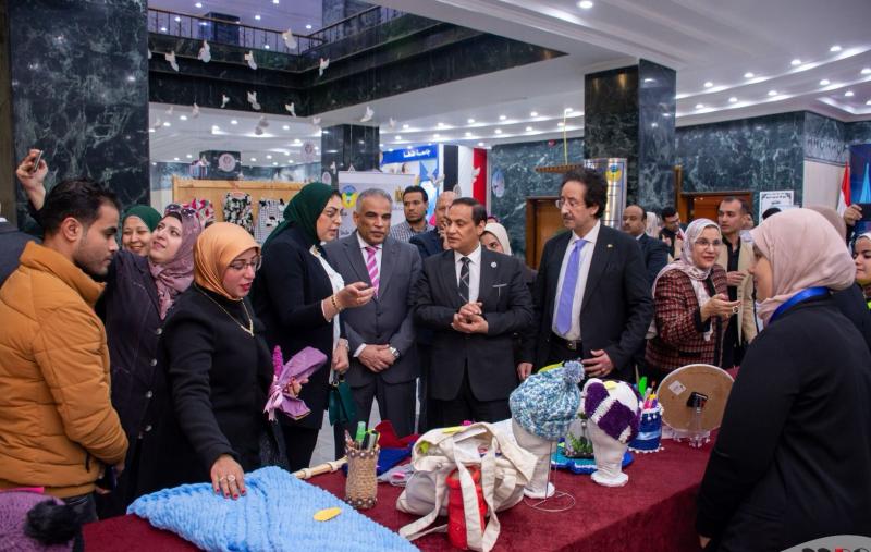افتتاح معرض للأعمال الطلابية والأسر المنتجة بجامعة طنطا