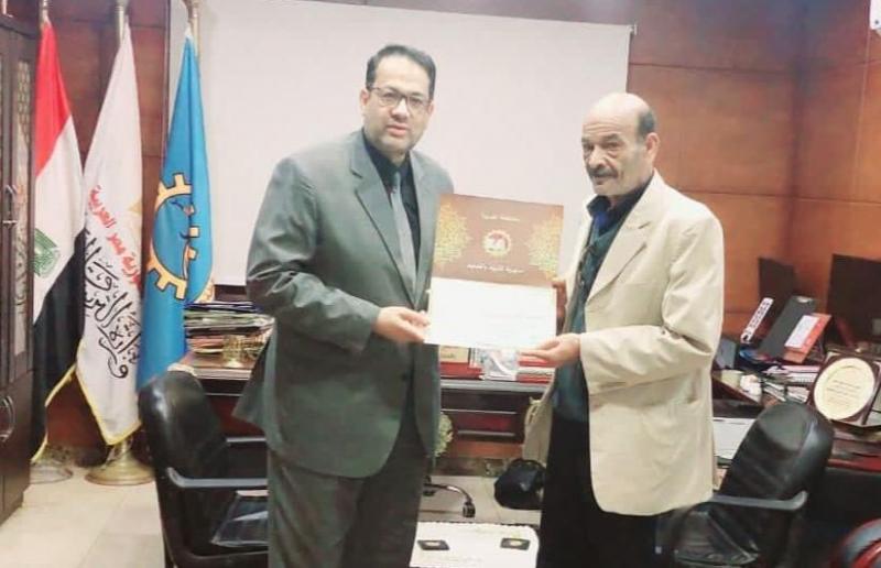 وكيل الوزارة يكرم مسئول أمن إدارة قطور التعليمية المثالى علي مستوى المحافظة