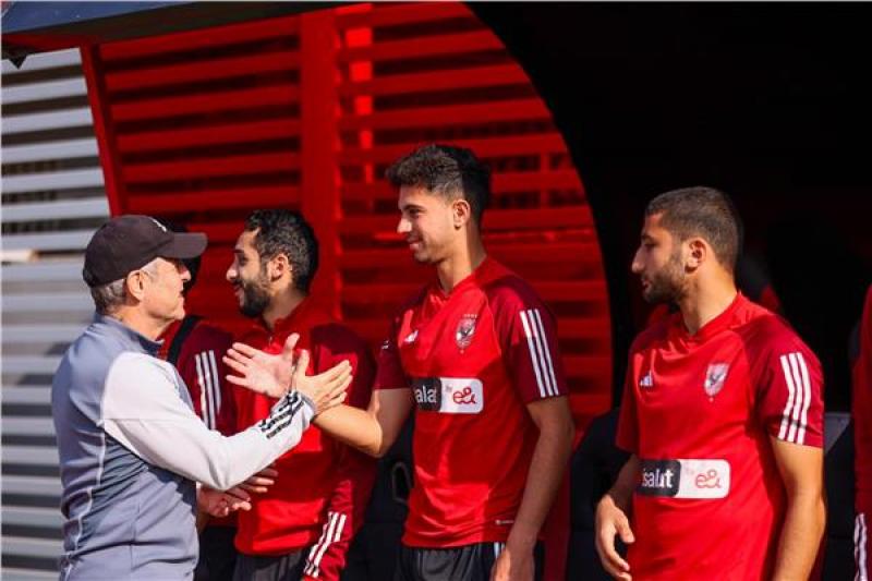 كولر يصافح لاعبى الأهلى أمس